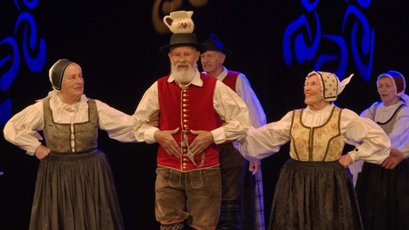 Cerkljanski folkloristi so zaplesali tudi splet gorenjskih plesov  na Cerkljanski tržnici